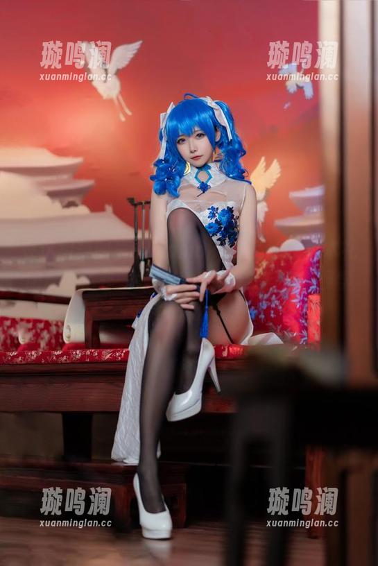 Momoko葵葵 在这组美图里,Momoko葵葵的柴郡本礼服展现了非一般的气质,感觉自己也要学挑礼服了呢。
