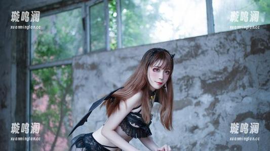 令人惊艳的Sakiiii翎柒，最新圣诞套图一波浓郁的色彩冲击。