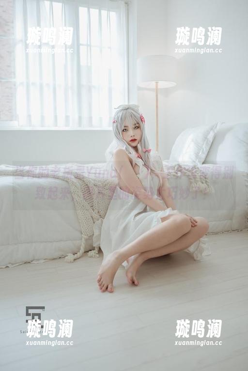 当你的老板是Yuna(윤아)，工作也变得别致起来，图片里的姿势太巧妙了！