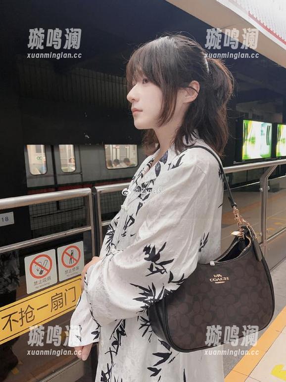 Zyra秋 Zyra秋带来的女神图集,分享的每一张都在挑衅我的心房。