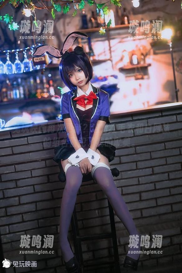 兔玩映画再次更新？这粉红毛衣和白网袜的组合冒犯了我的审美。