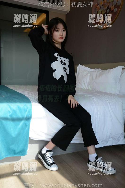 初夏女神-依依 初夏女神 - 依依的长腿图片分享,好像能伸到月亮去!不信你看!