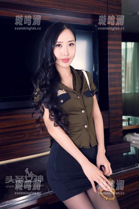 头条女神-筱溪 头条女神 - 说实话,不得不承认,筱溪的美脚真的是套图下载列表上最夺目的那一个。