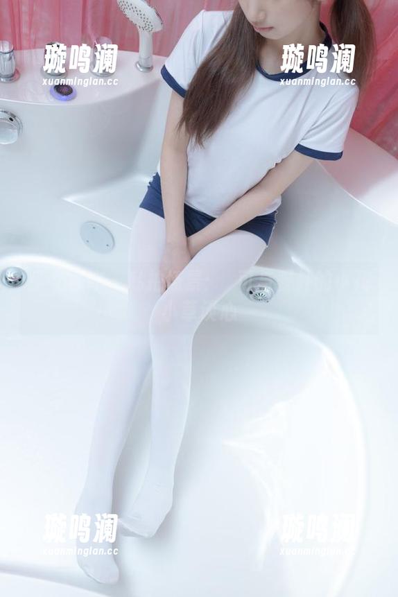 少女秩序 - 私拍场景：晞可与野外的小花小草谈心