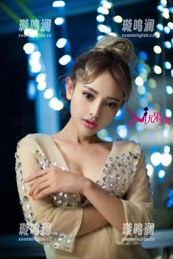 尤果网 - 搞个认证？来看看栗子的裸足写真，看完不保证你能集中精力工作！