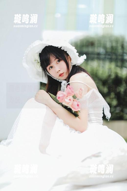 是依酱吖 黑色旗袍和“是依酱吖”搭配,合集先睹为快,似乎每一幕都有些难以言喻的美。