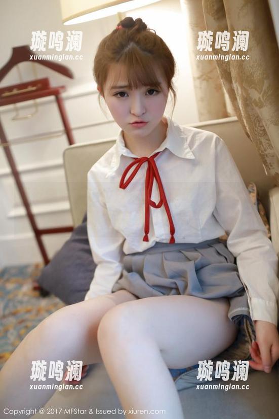 模范学院 - 这位汐汐爱吃草莓，女神级的写真，你有没有被晃到？