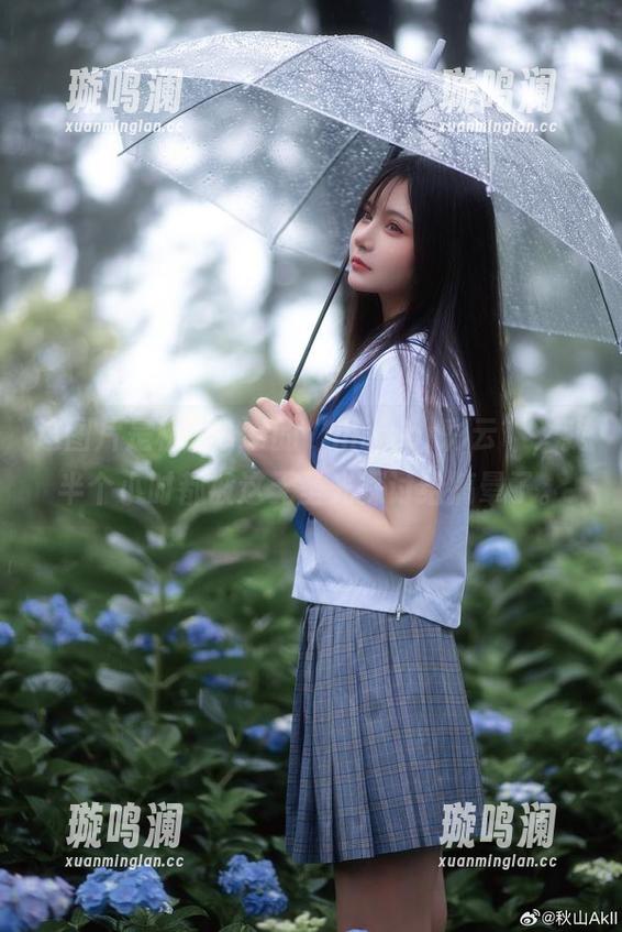 这图片是秋山AkI的“mirror彩云”，我半个小时都被这无圣光探讨给搞晕了。