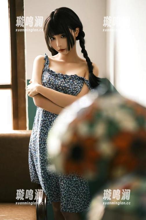 穿上这条裤里丝，蠢沫沫的最新写真集如同翻开了一本魔法书