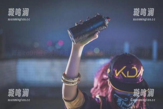 阿薰kaOri在户外的疯狂写真，你能拒绝这样的“错位”吗？