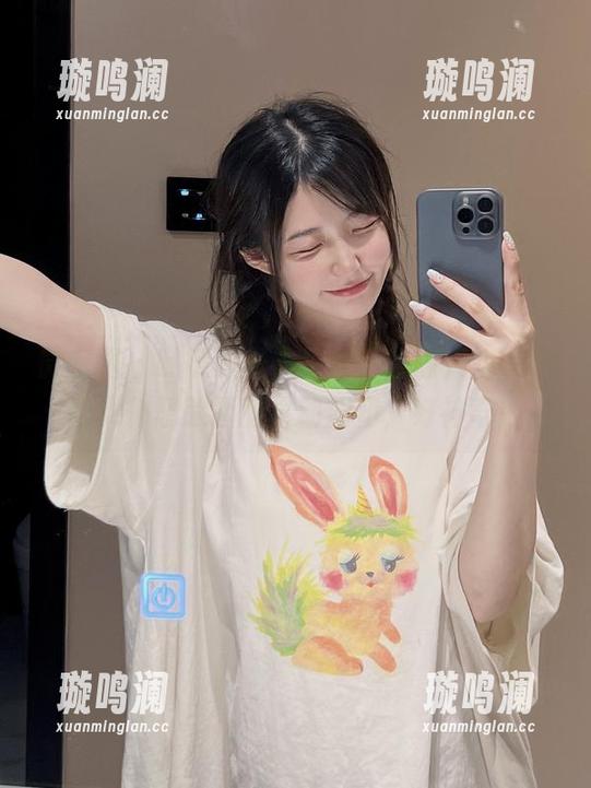 陈妮妮UNI 微密圈 - 瞧瞧原图,更新后的陈妮妮UNI与女仆怼脸画面生动如初,好神奇!