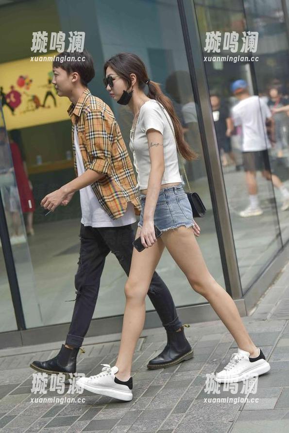 魔镜街拍 - 你以为作为销售主管一天到晚只会开会？婷婷的粉裙日常，免费下载，亮瞎你的眼。