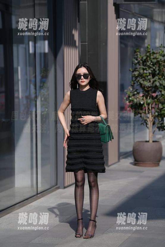 图包来了！魔镜街拍的微胖美女引起了我的关注，肉丝袜真是不错的选择！